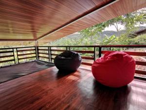 迦太基Cabaña Hamacas的一张大红豆袋椅,坐在甲板上