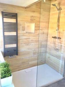 诺德韦克Bendalong Noordwijk的带淋浴的浴室(带木墙)