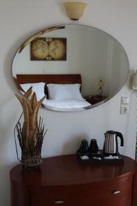 科罗尼Sofotel的卧室梳妆台上方的镜子