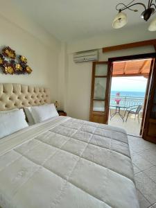 科罗尼Sofotel的一间卧室设有一张大床,享有海景
