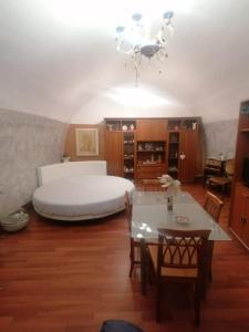 圣埃拉莫因科莱Casa Vacanza Mary的一间卧室配有一张床铺和一张桌子,还有一间用餐室