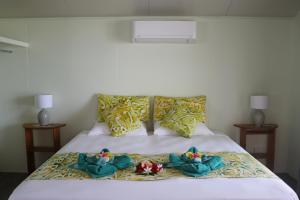 阿鲁坦加蓝姬尼斯度假酒店的一间卧室,床上放着两只动物