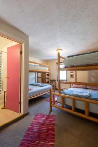追梦旅馆客房内的一张或多张双层床