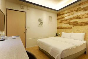 台南府城商旅文创新馆的一间带床的卧室,位于带窗户的房间内