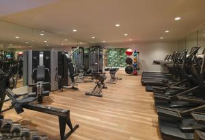 洛杉矶The Beverly Hills Hotel - Dorchester Collection的健身房设有一排跑步机和镜子