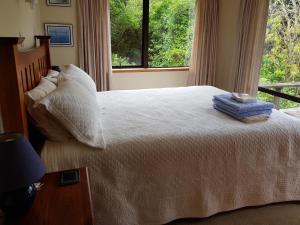 大堡礁岛Awesome View Cottage的卧室配有白色的床和窗户