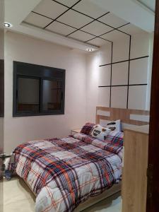 阿加迪尔Adrarhost的一间卧室配有一张床和一台平面电视