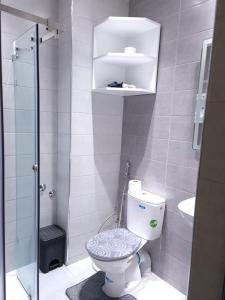阿加迪尔Adrarhost的一间带卫生间和淋浴的小浴室