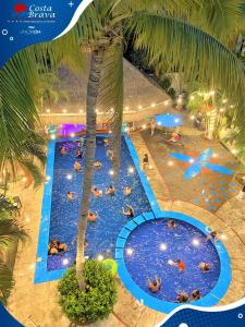 曼萨尼约布拉瓦海岸酒店 的大型游泳池的顶部景色,里面的人