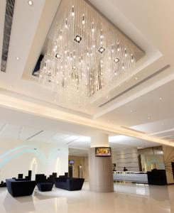 彰化市彰化福泰商务饭店的酒店大堂的天花板上挂着一个大吊灯。