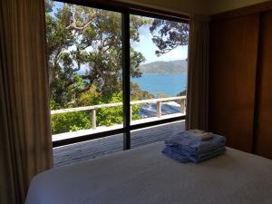 大堡礁岛Awesome View Cottage的卧室设有海景大窗户