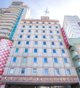 台南大立大饭店的一座高大的建筑,上面有十字架
