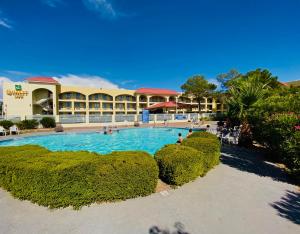 埃尔帕索机场东品质酒店的一座位于大楼前方的带大型游泳池的度假村