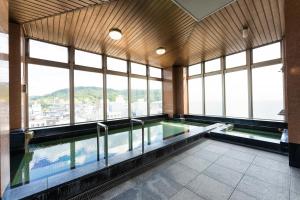 仓吉市方舟酒店21的一座带窗户的建筑中的游泳池