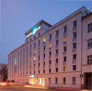 柏林柏林米特1号汽车酒店的一座酒店大楼,上面有标志