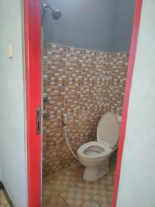 帕朗卡拉亚Adihan Homestay Mitra RedDoorz的瓷砖客房内的卫生间