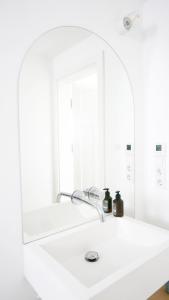 赖兴瑙Haus Münsterblick的白色的浴室设有水槽和镜子