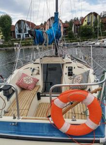 伏尔塔瓦河畔利普诺Ubytování na Jachtě的甲板上带有橙色生命环的船