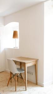 赖兴瑙Haus Münsterblick的桌子和椅子,放在带灯的房间
