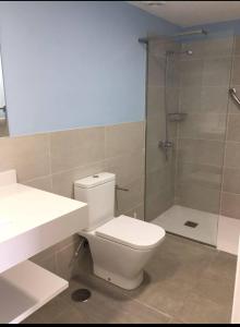 波多黎各Puerto Príncipe的浴室配有白色卫生间和淋浴。