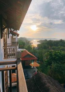 会安Calm House Hotel Hoi An 1的湖景阳台