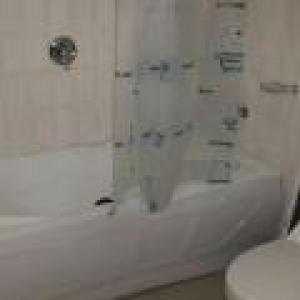 哈科特港Room in Lodge - Welcome to Habitat Hotel的浴室配有白色浴缸和卫生间。