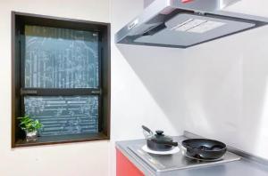 东京japan house sky tree的厨房设有窗户,窗户上配有两个炉灶
