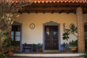Vila Verde de FicalhoAproveite o sabor do Alentejo的一间设有棕色门和桌子的房子