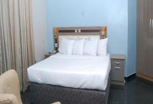 Room in Lodge - Royal Park Hotel Suite Asaba客房内的一张或多张床位