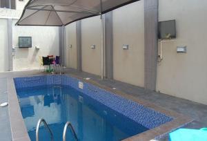 Room in Lodge - Royal Park Hotel Suite Asaba内部或周边的泳池
