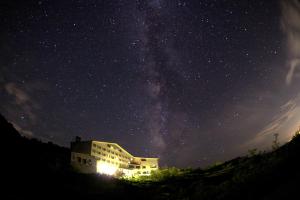 立山町弥陀之原酒店的星空下,以乳白色的路向下建的建筑物