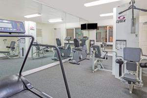 诺瓦托诺瓦托戴斯酒店的一间健身房,里面摆放着许多椅子和镜子