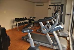 JabiRoom in Lodge - Waxride Residence Abuja的一间健身房,里面设有几个健身器材