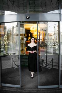 圣彼得堡艾米瑞达格兰德酒店的站在商店橱窗前的女人