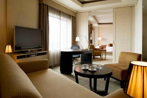 金泽金泽ANA皇冠假日酒店的一间配备有沙发及电视的酒店客房