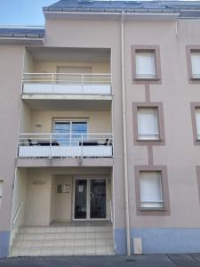 滨海贝尔克L'Aéroplage, Appartement Standing Rénové Vacances 40mètres plage的公寓大楼的一侧设有阳台