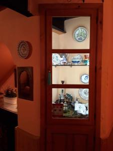 隆达Viviendas Turísticas Los Arrayanes的房间里的盘子和盘子的橱柜