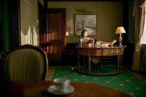 圣彼得堡艾米瑞达格兰德酒店的坐在一个房间里浴缸里的女人