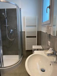 利多迪耶索罗Sole e amore的一间带水槽和淋浴的浴室
