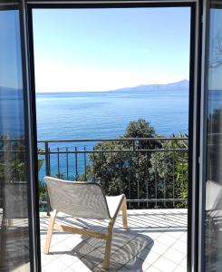 马拉泰亚Judia Camere sul mare的海景露台的白色椅子