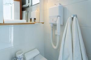 阿彻奇洛斯Mediterraneo Apartments的浴室配有白色卫生间和毛巾架。