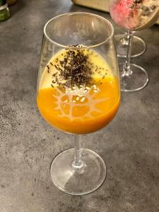 LeirpollenAuroraLife的一杯葡萄酒,里面装有橘子饮料