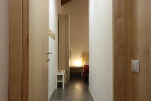 阿塞尔吉Rifugio del Gran Sasso的走廊上设有一张床和一张桌子