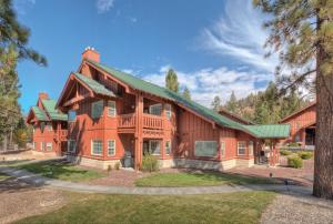大熊湖WorldMark Big Bear Lake的一座带绿色屋顶的大型木制房屋