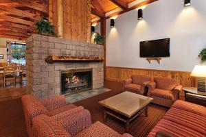 大熊湖WorldMark Big Bear Lake的客厅设有壁炉和电视。