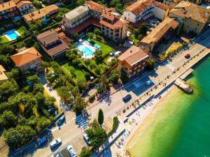 布雷佐内加尔达Hotel Villa Isabella的海滨的空中景色