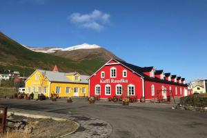 锡格吕菲厄泽House with a warm soul in North Iceland的一组背景为山脉的建筑