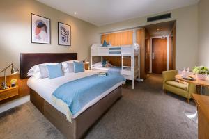 特拉利庄园西温泉及休闲俱乐部酒店的一间卧室配有双层床