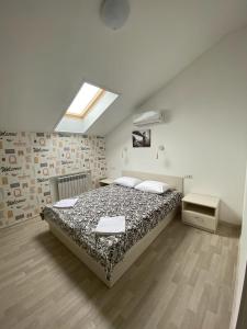 科斯特罗马Art-Hotel Centralnyi的一间卧室配有一张床和天窗