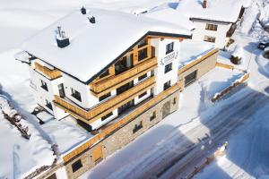 圣安东阿尔贝格Moose Lodge的雪中建筑物的空中景观
